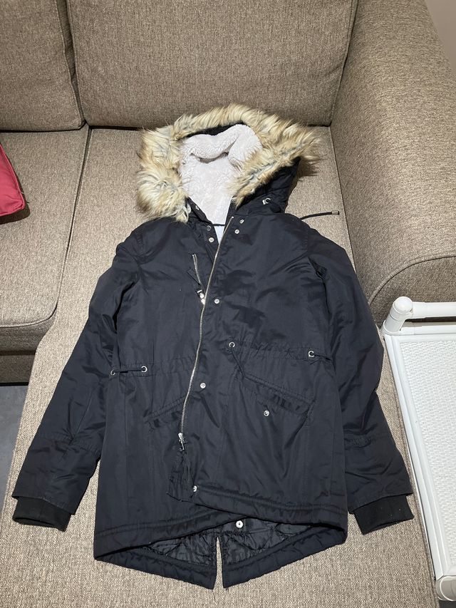 Abrigo negro con capucha y pelo mujer