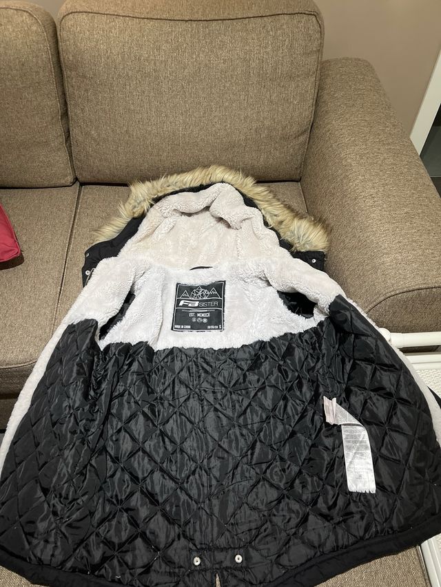 Abrigo negro con capucha y pelo mujer