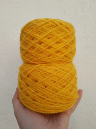 2 ovillos de lana amarilla, 232 gr