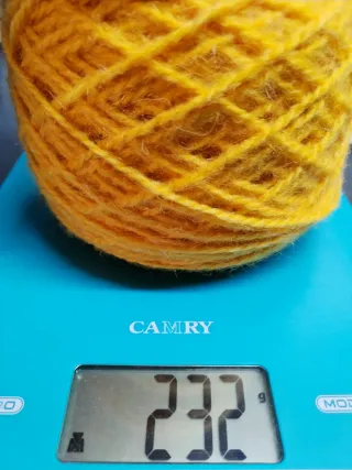 2 ovillos de lana amarilla, 232 gr