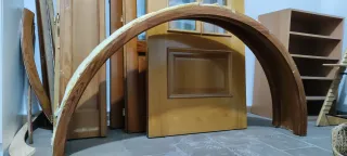 Puerta de madera con arco de medio punto y cristal