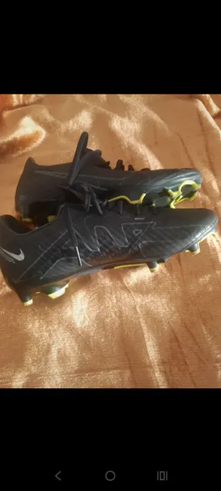 Botas de fútbol Nike negras .