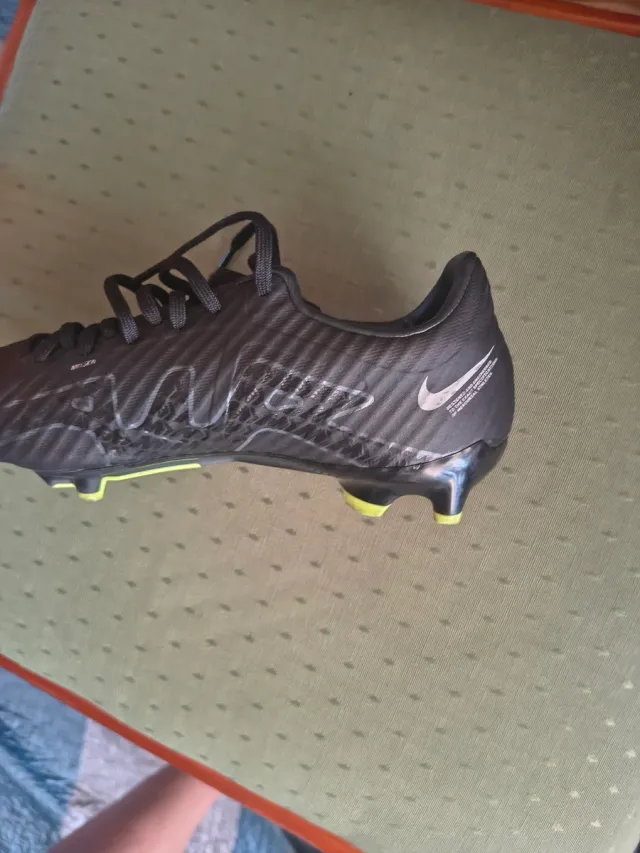 Botas de fútbol Nike negras .