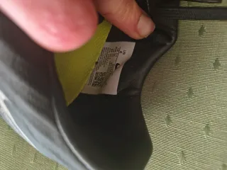 Botas de fútbol Nike negras .