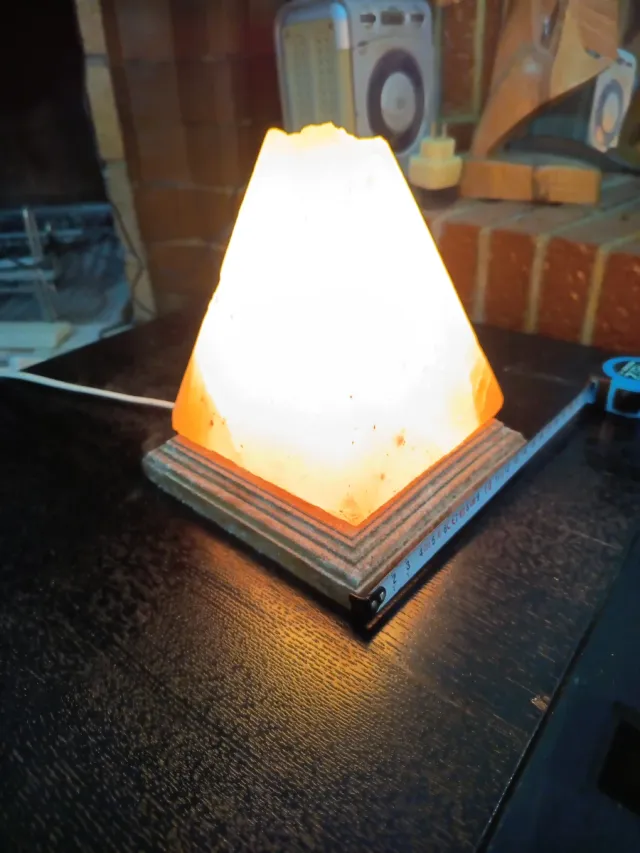 Lámpara Piramidal Sal Himalaya Piedra Natural