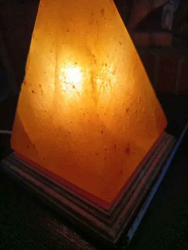 Lámpara Piramidal Sal Himalaya Piedra Natural