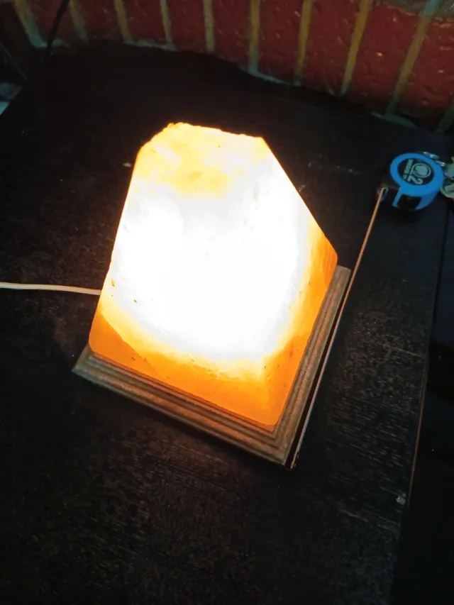 Lámpara Piramidal Sal Himalaya Piedra Natural