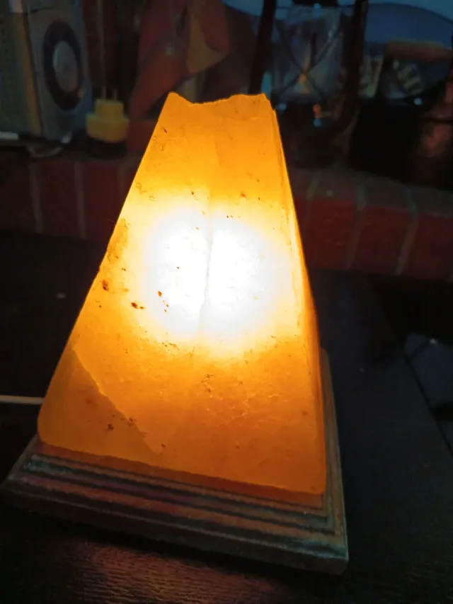 Lámpara Piramidal Sal Himalaya Piedra Natural