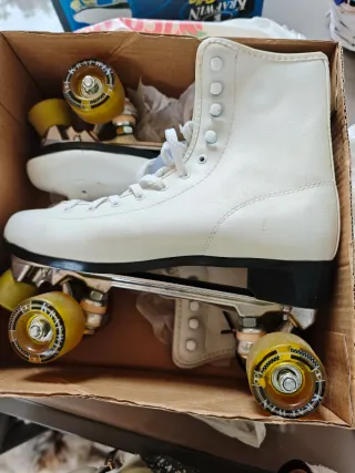 Patines blancos talla 40-41 nuevos, costaron 135€.