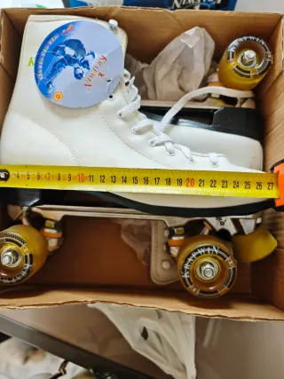 Patines blancos talla 40-41 nuevos, costaron 135€.