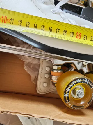 Patines blancos talla 40-41 nuevos, costaron 135€.