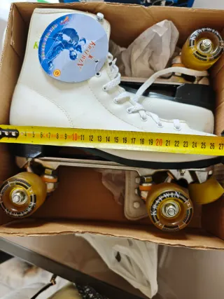 Patines blancos talla 40-41 nuevos, costaron 135€.