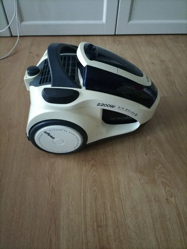 Aspirador Ufesa sin bolsa 2200W