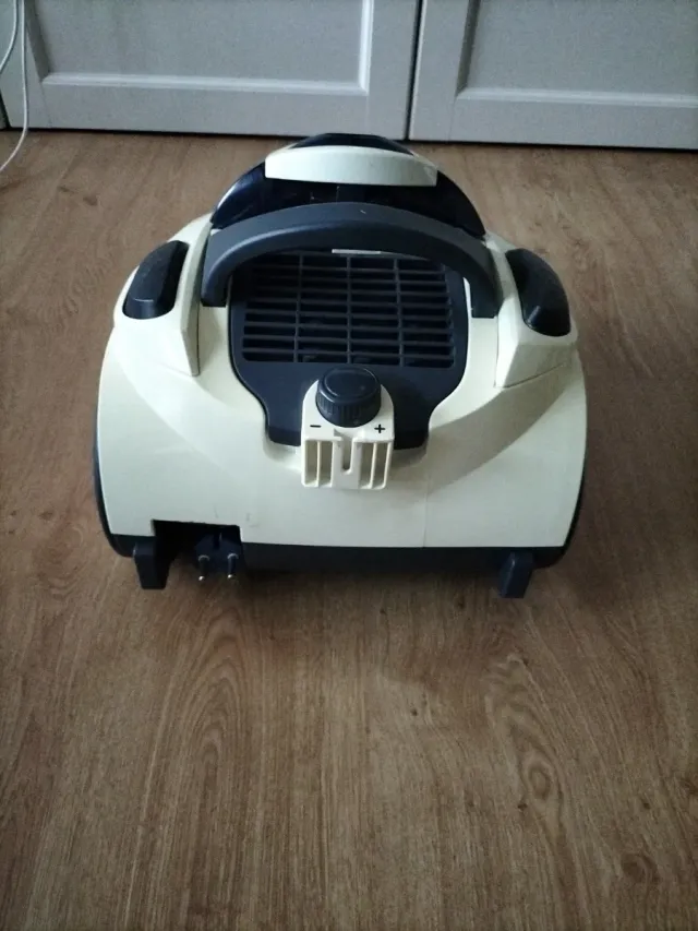 Aspirador Ufesa sin bolsa 2200W