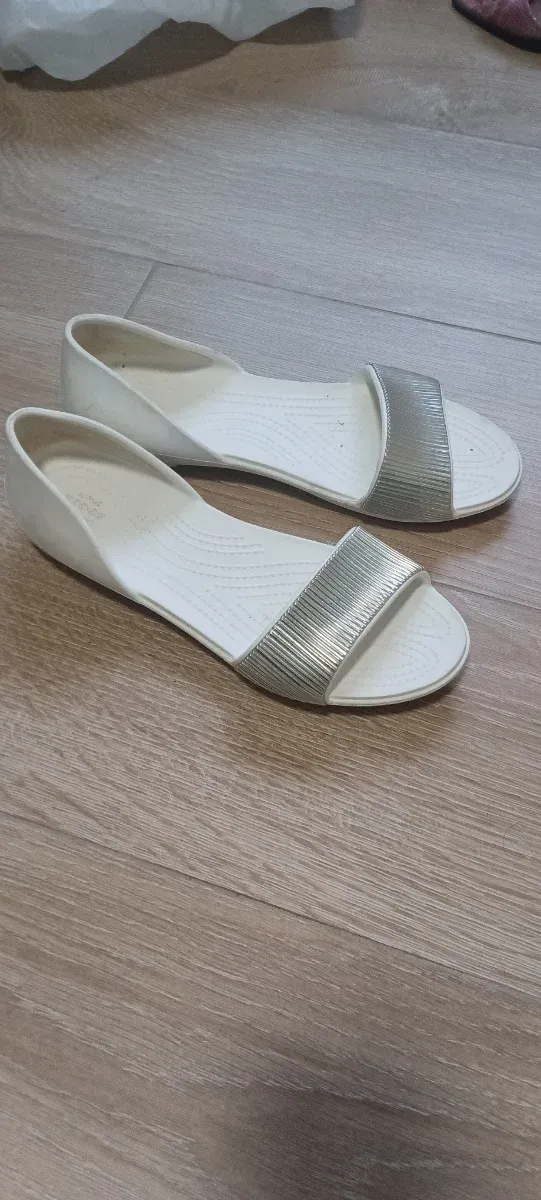 Sandalias Crocs Blancas y Plateadas