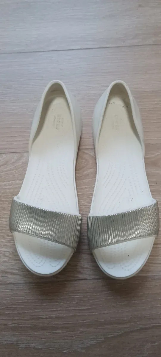 Sandalias Crocs Blancas y Plateadas