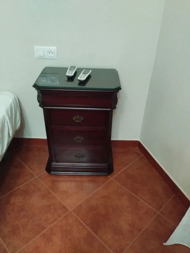 Mesitas de noche madera caoba y cristal