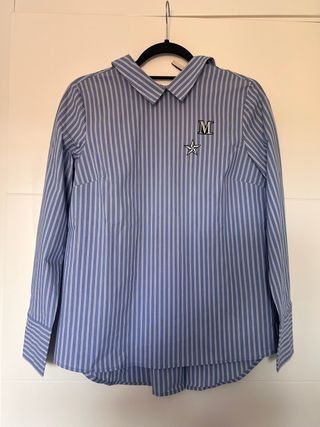 Camisa de rayas azul y blanca