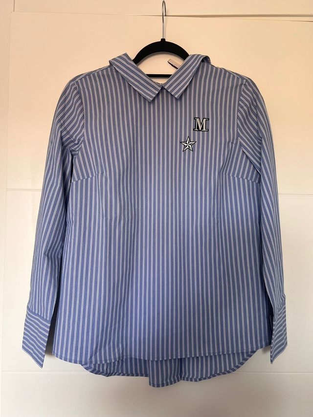 Camisa de rayas azul y blanca