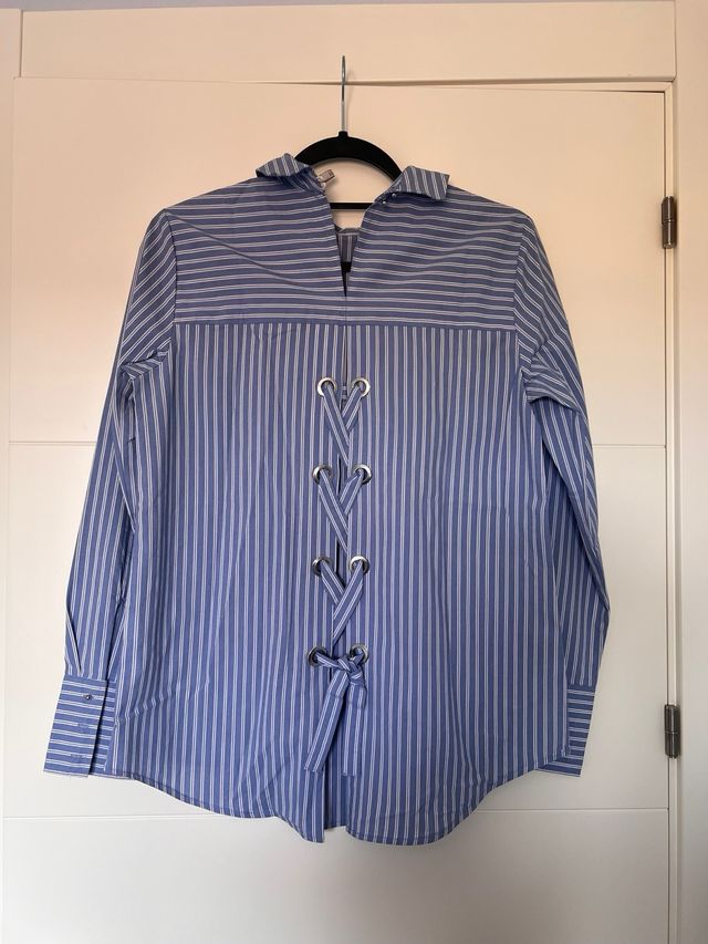 Camisa de rayas azul y blanca