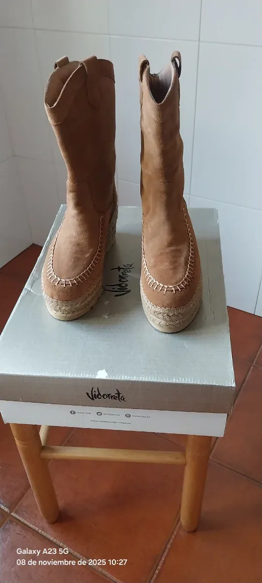 Botas Vidorreta Beige/Marrón.Cuña 8 cm