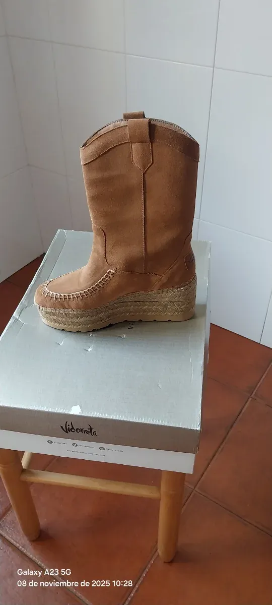 Botas Vidorreta Beige/Marrón.Cuña 8 cm
