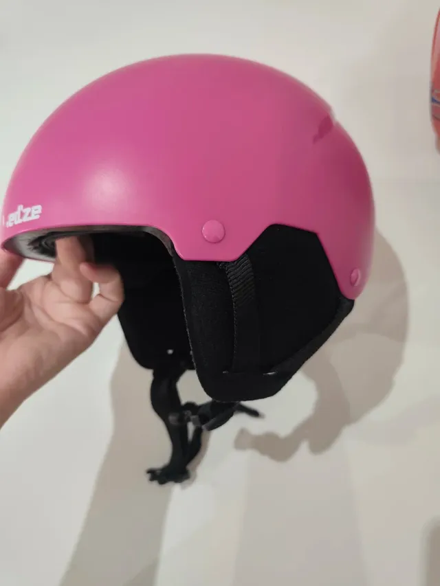 Casco de nieve rosa