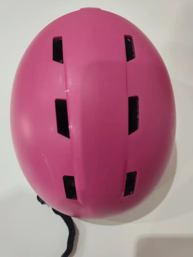 Casco de nieve rosa