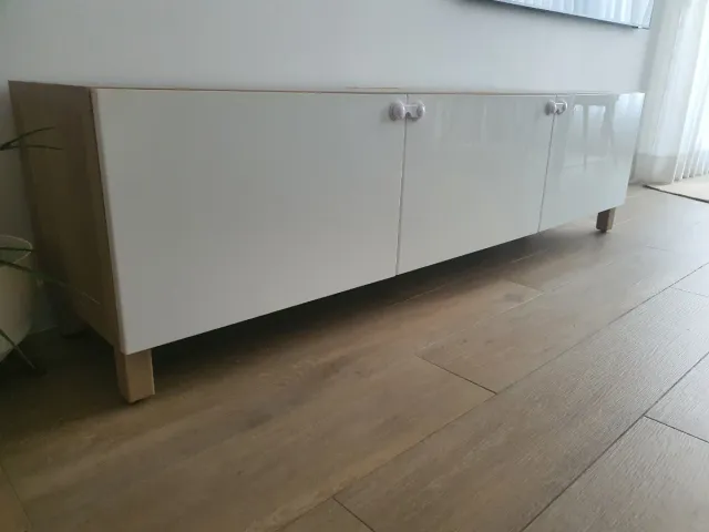 Mueble TV Besta Blanco Brillo y Roble