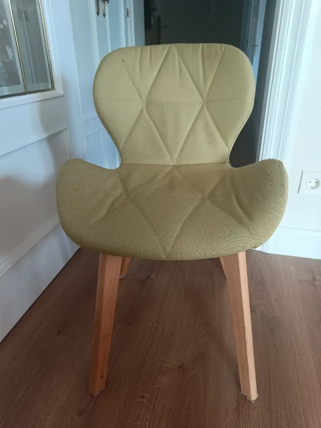 Silla Sklum acolchada tela y madera