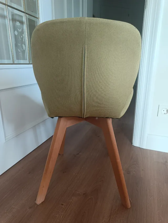 Silla Sklum acolchada tela y madera