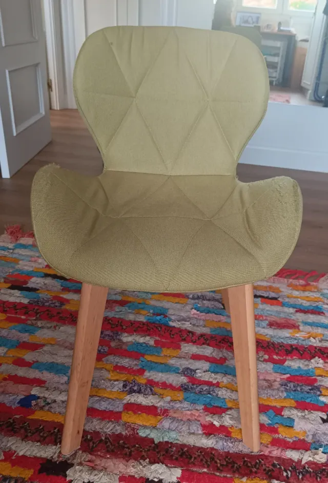 Silla Sklum acolchada tela y madera