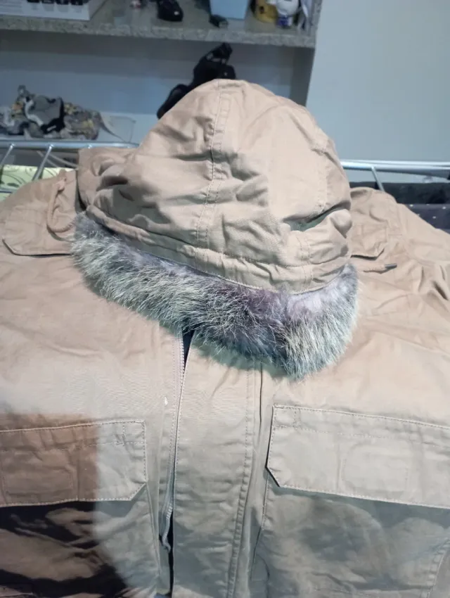 Abrigo hombre marron con capucha y pelo