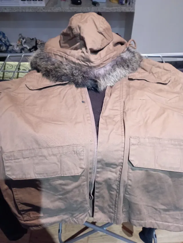 Abrigo hombre marron con capucha y pelo