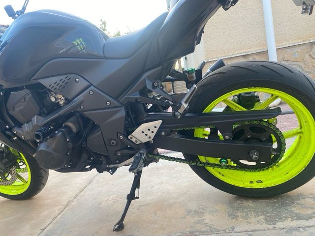 Kawasaki Z750 Negra con detalles en verde