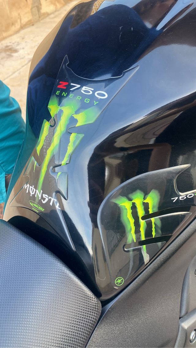 Kawasaki Z750 Negra con detalles en verde