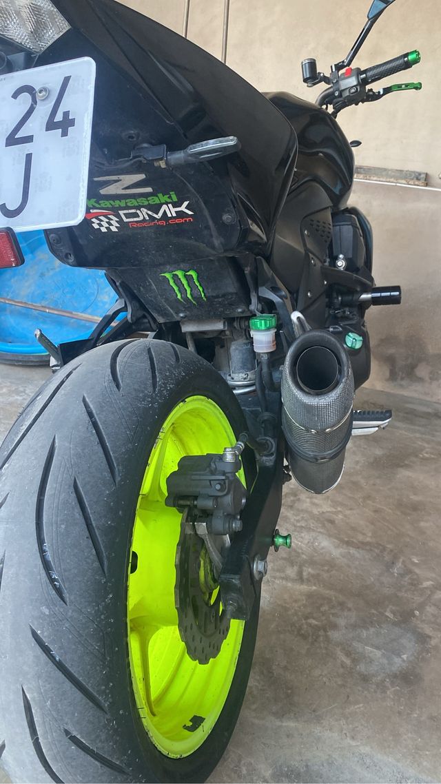 Kawasaki Z750 Negra con detalles en verde