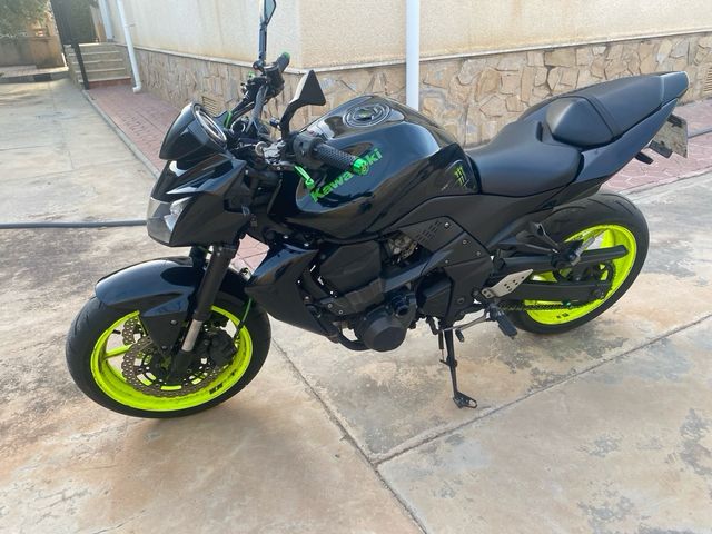 Kawasaki Z750 Negra con detalles en verde