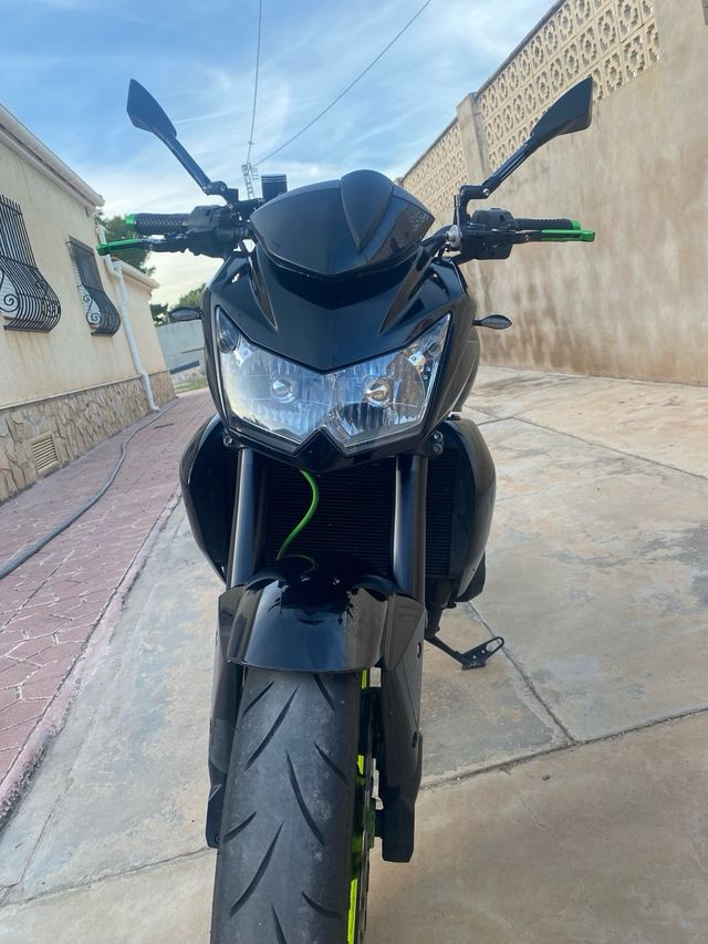 Kawasaki Z750 Negra con detalles en verde