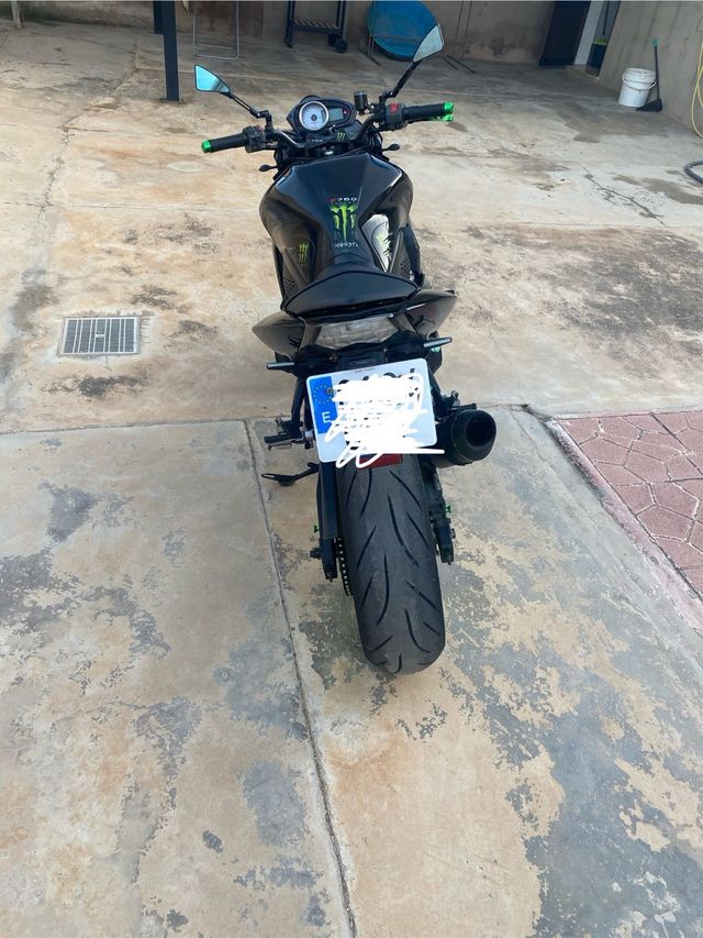 Kawasaki Z750 Negra con detalles en verde