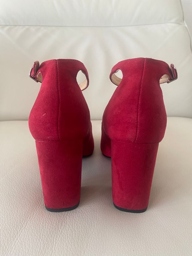 Zapatos de ante rojos La Strada