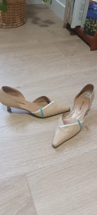 Zapatos de tacón bajo beige