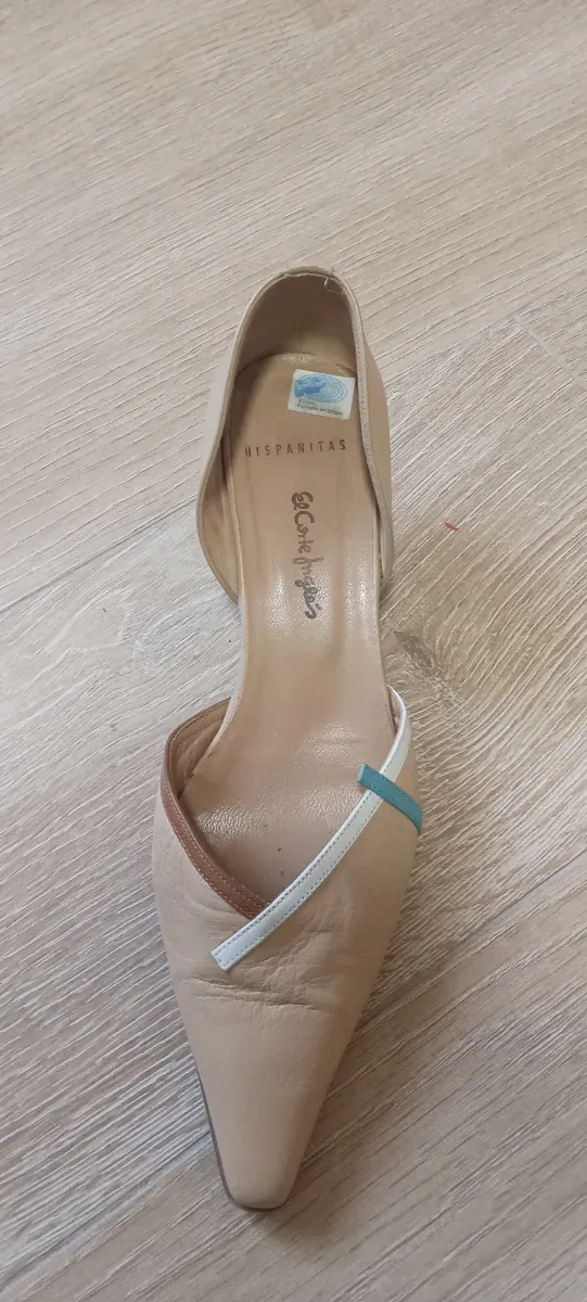 Zapatos de tacón bajo beige