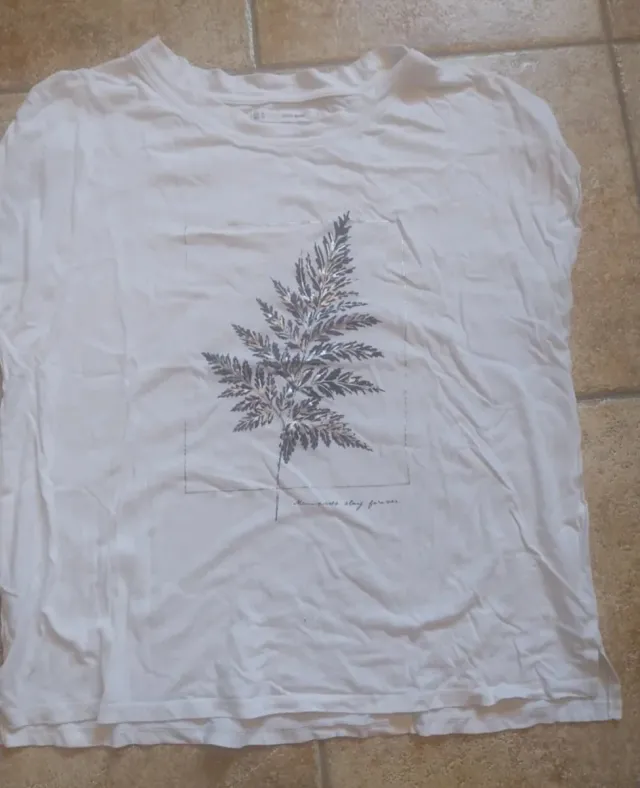 T-shirt bianca con stampa foglia