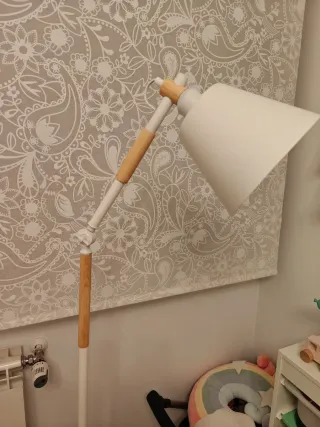 Perchero y lámpara en metal y madera