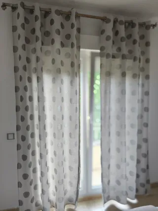 Cortinas de dormitorio gris con lunares 