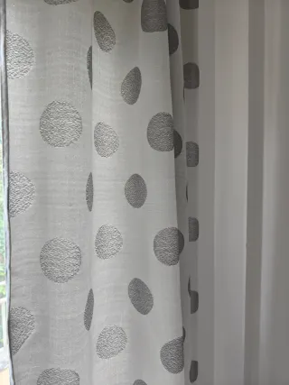 Cortinas de dormitorio gris con lunares 