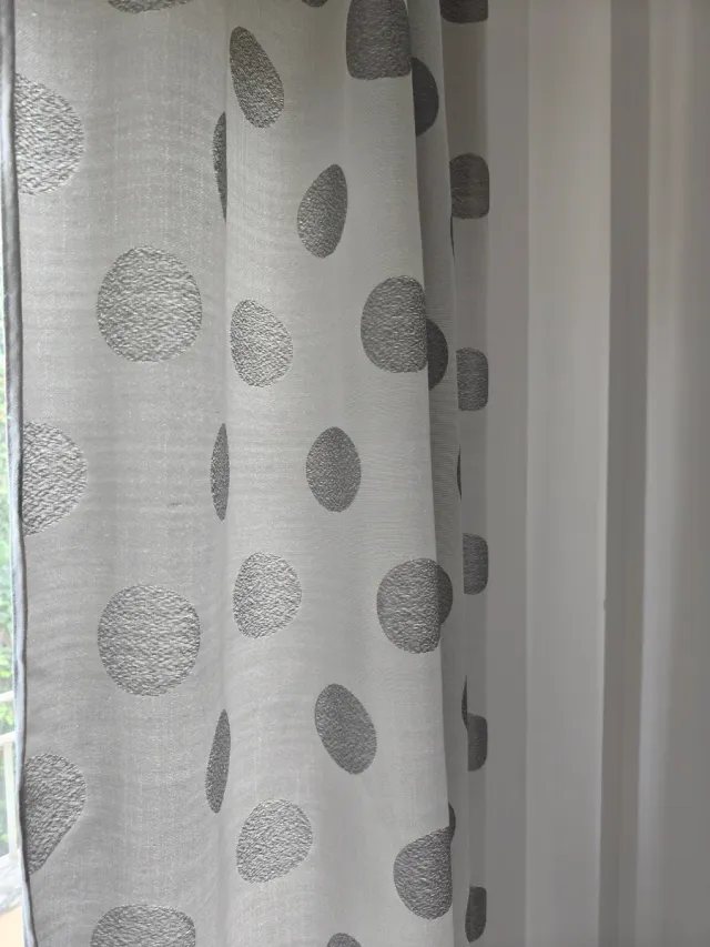 Cortinas de dormitorio gris con lunares 