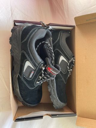 Zapatos de trabajo negros y grises