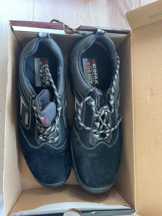 Zapatos de trabajo negros y grises